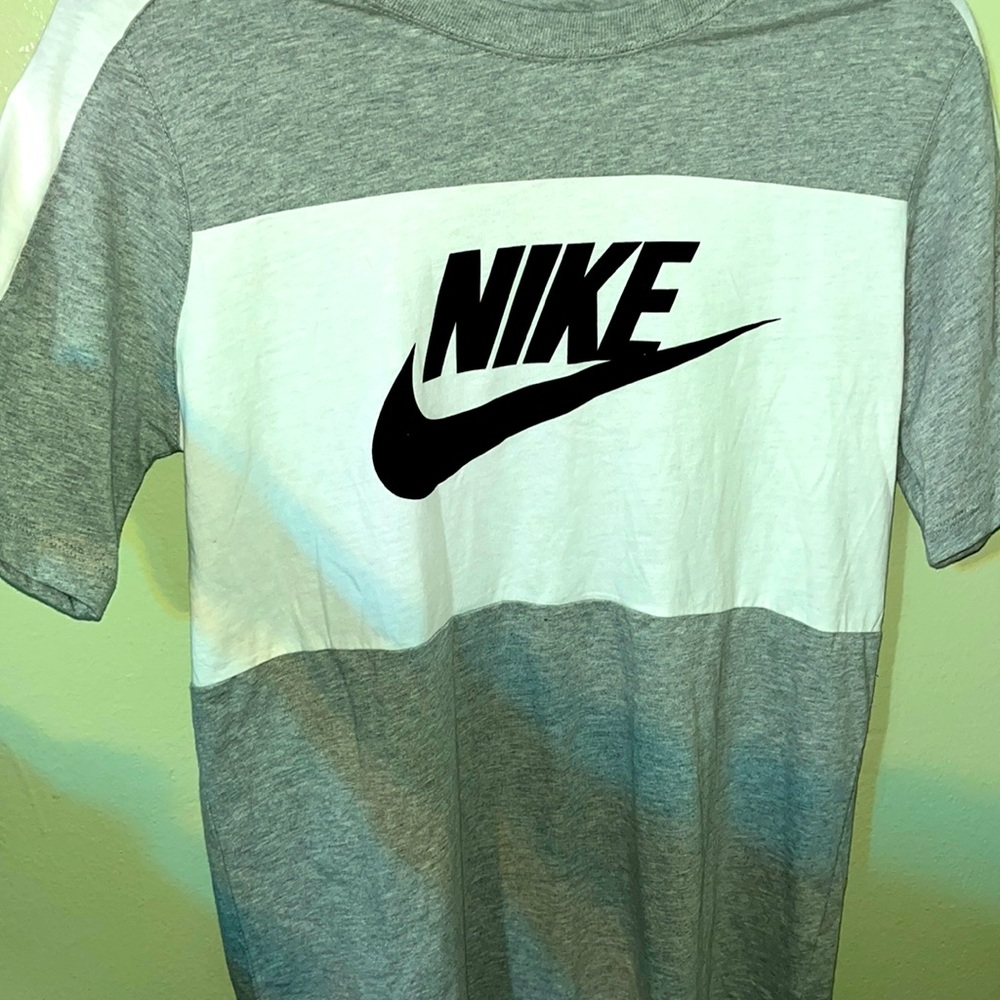 #421– NWOT Boys Nike XL (The Nike Tee)grey & white never worn